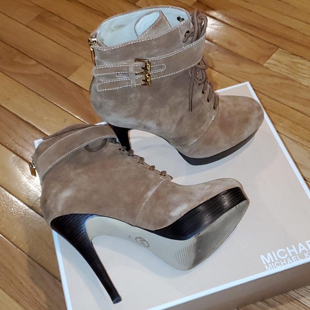 Michael Kors Vanessa Bootie. Brown suede. Size 8. Free Shipping. No Offers